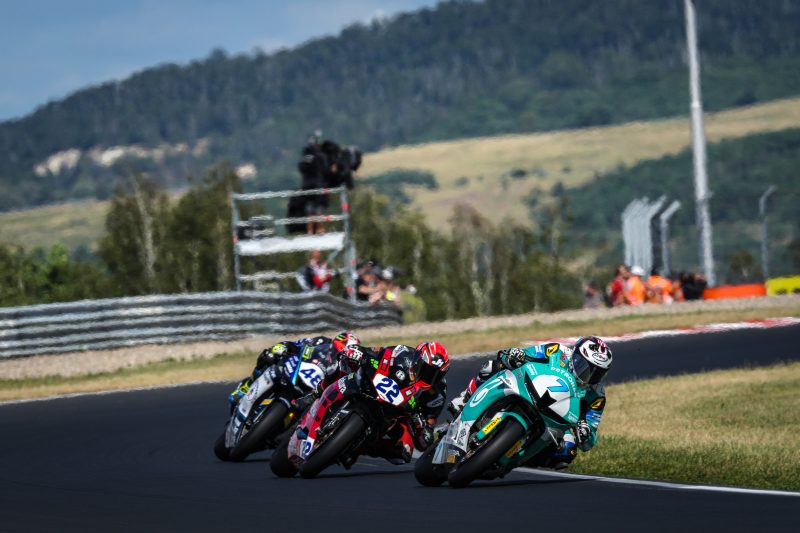 WorldSSP – Mackenzie and Norrodin fight hard in SSP race 1 at Most